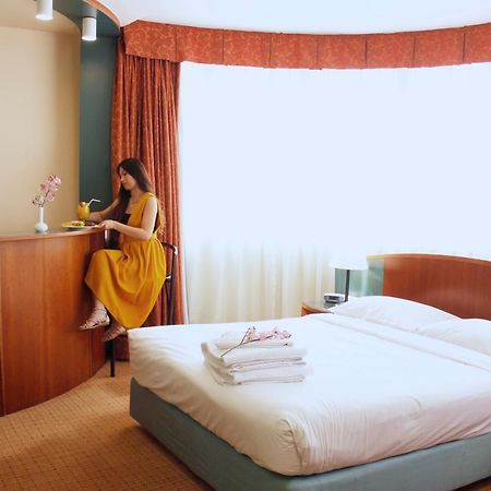 Al Diar Dana Hotel Abu Dhabi Bagian luar foto