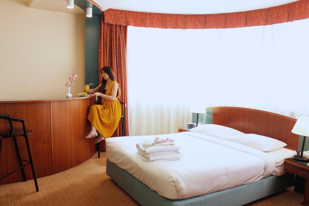 Al Diar Dana Hotel Abu Dhabi Bagian luar foto