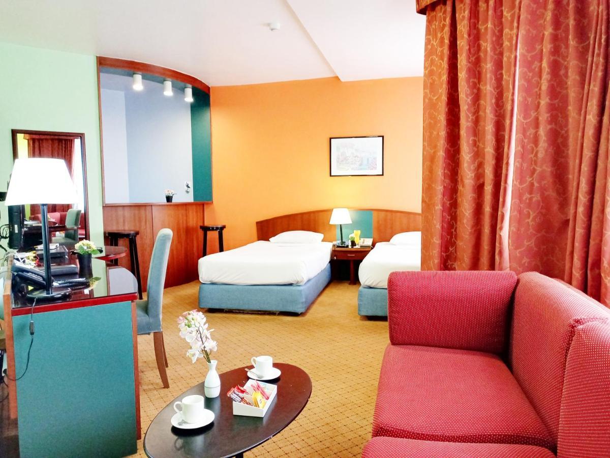 Al Diar Dana Hotel Abu Dhabi Bagian luar foto